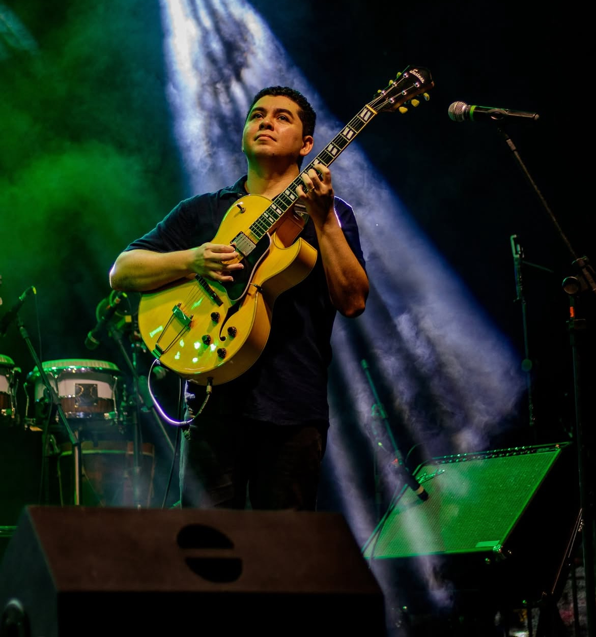 Ismael Nascimento tocando guitarra jazz ao vivo